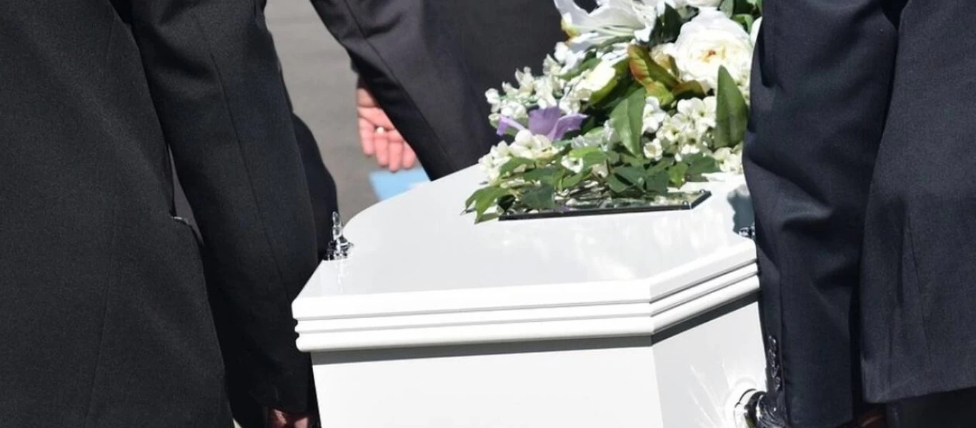 Πάτρα: Παραλίγο να σκάσουν από τη ζέστη σε κηδεία γιατί η εκκλησία δεν άνοιξε το κλιματιστικό